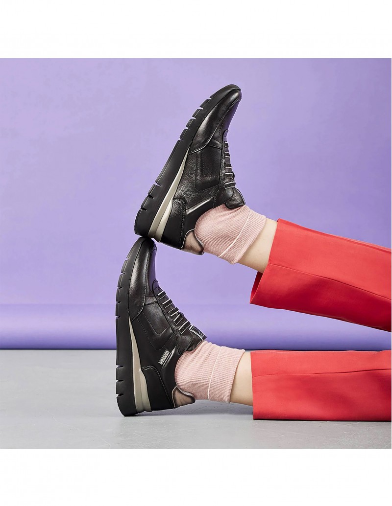 Zapatos Negros De Moda Con Suela Blanca De Cuero Patentado Y Cordones Negros Que Muestran Un Sobre Fondo Transparente 83306652