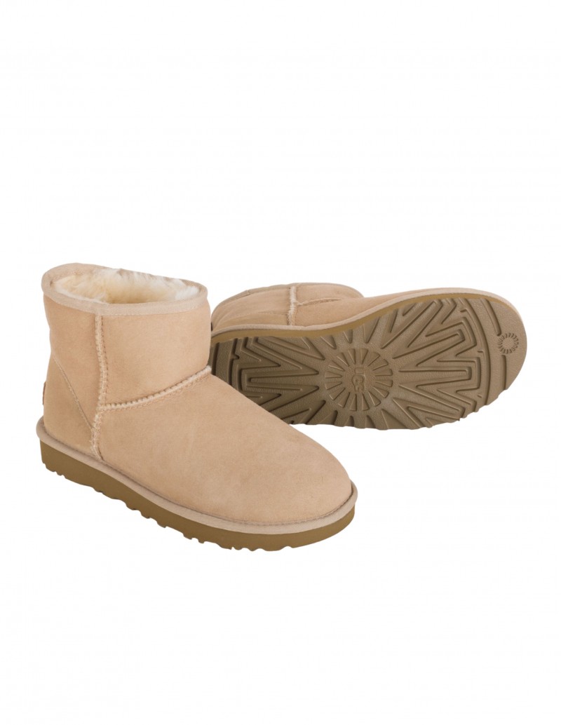 Comprar botas de pelo de la marca UGG para mujer. Modelo Classic Mini II de piel en color arena