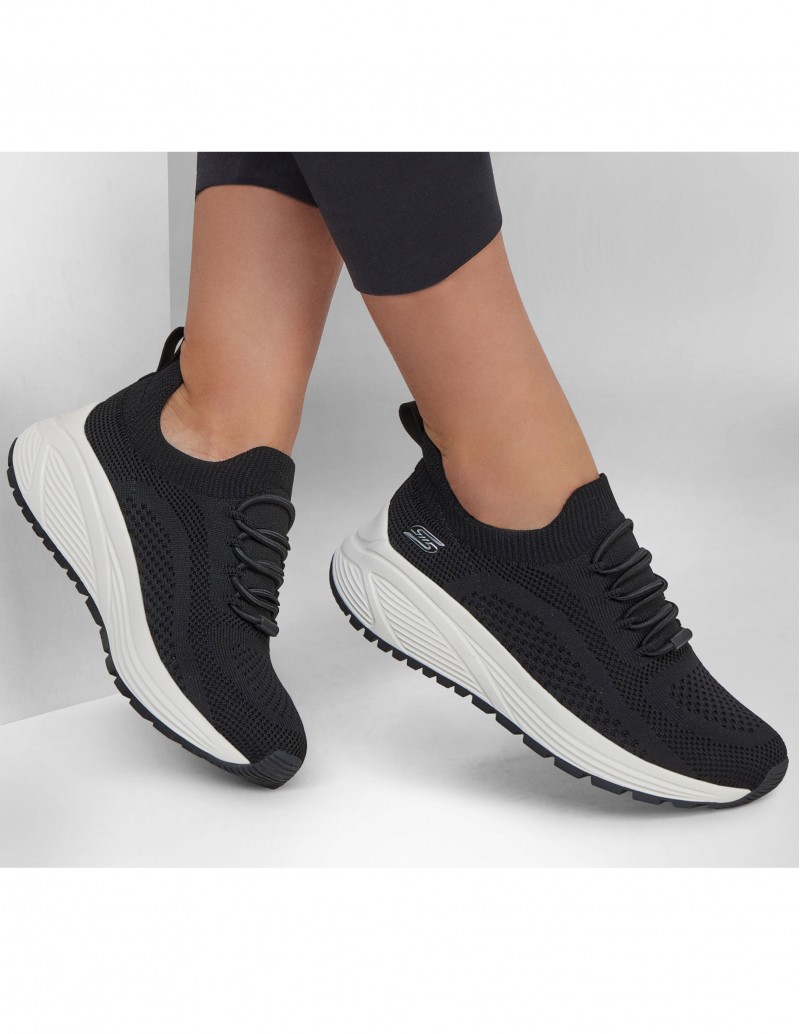 Zapatillas Skechers negras puestas