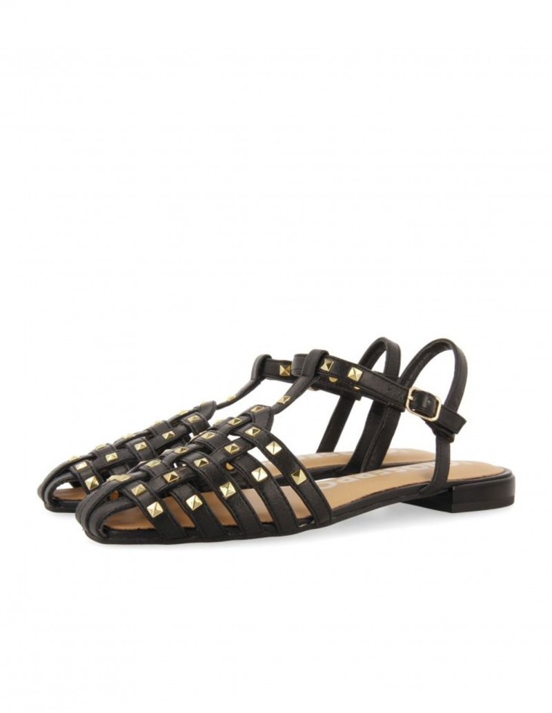 Sandalias planas con tachuelas estilo cangrejeras de color negro marca Gioseppo