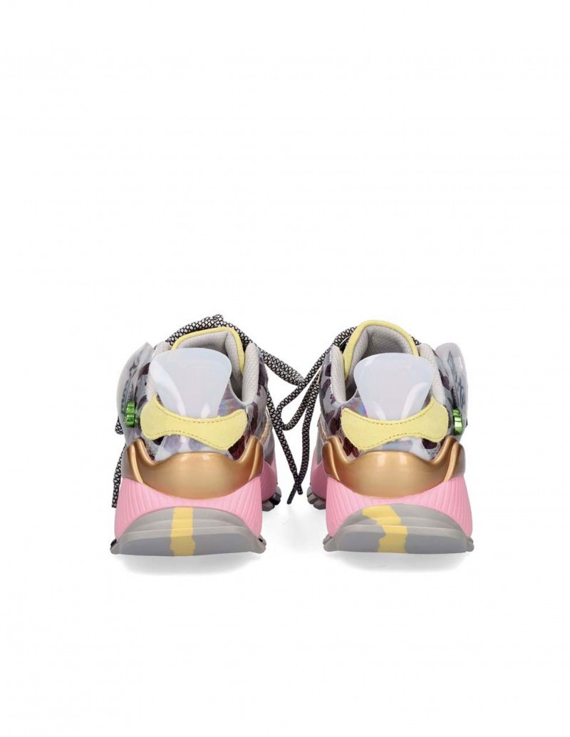 Parte trasera zapatillas exe tonos rosa, gris y amarillo