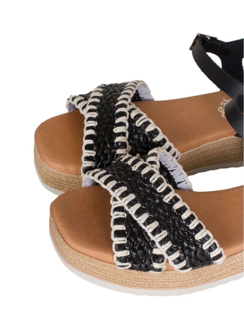 Detalle tiras entrelazadas sandalias de cuña de esparto negro