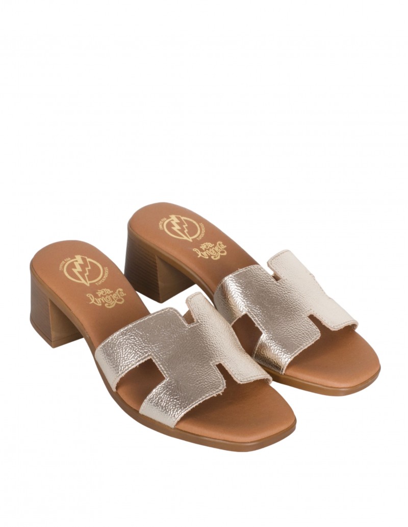 Sandalias tipo mules de piel metalizada color cava para mujer 2