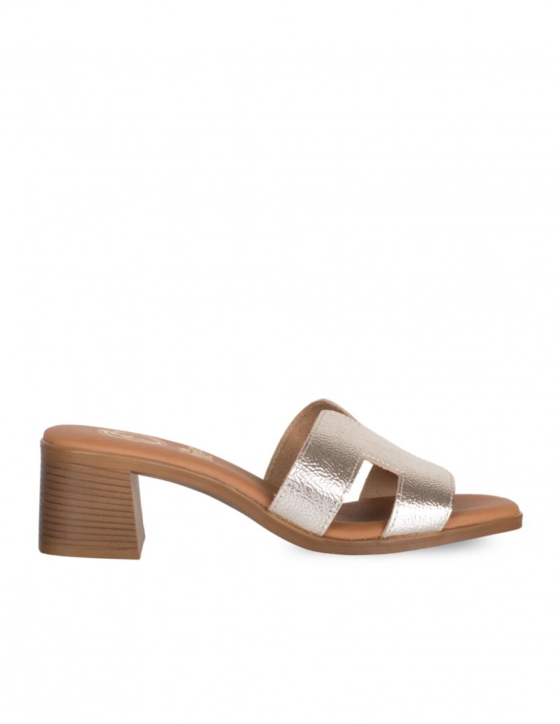 Sandalias tipo mules de piel metalizada color cava para mujer