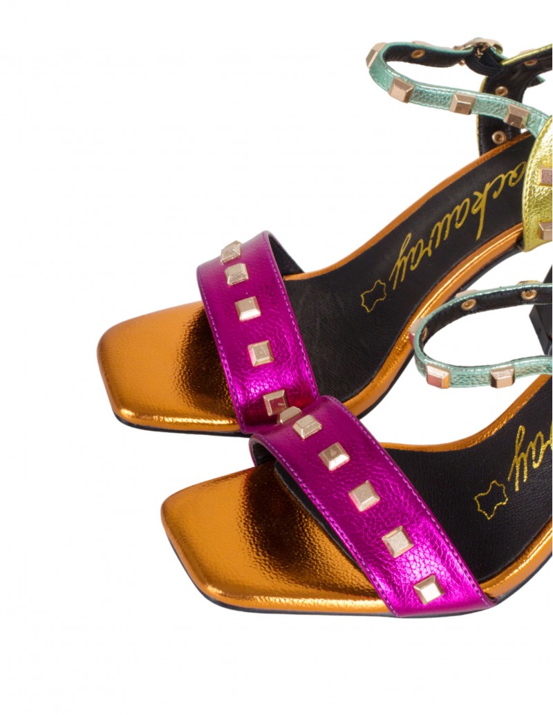 Sandalias metalizadas multicolor con tachuelas cuadradas para mujer