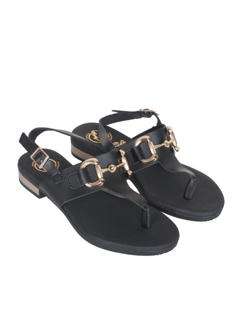 Sandalias de dedo planas negras con cadena dorada 2