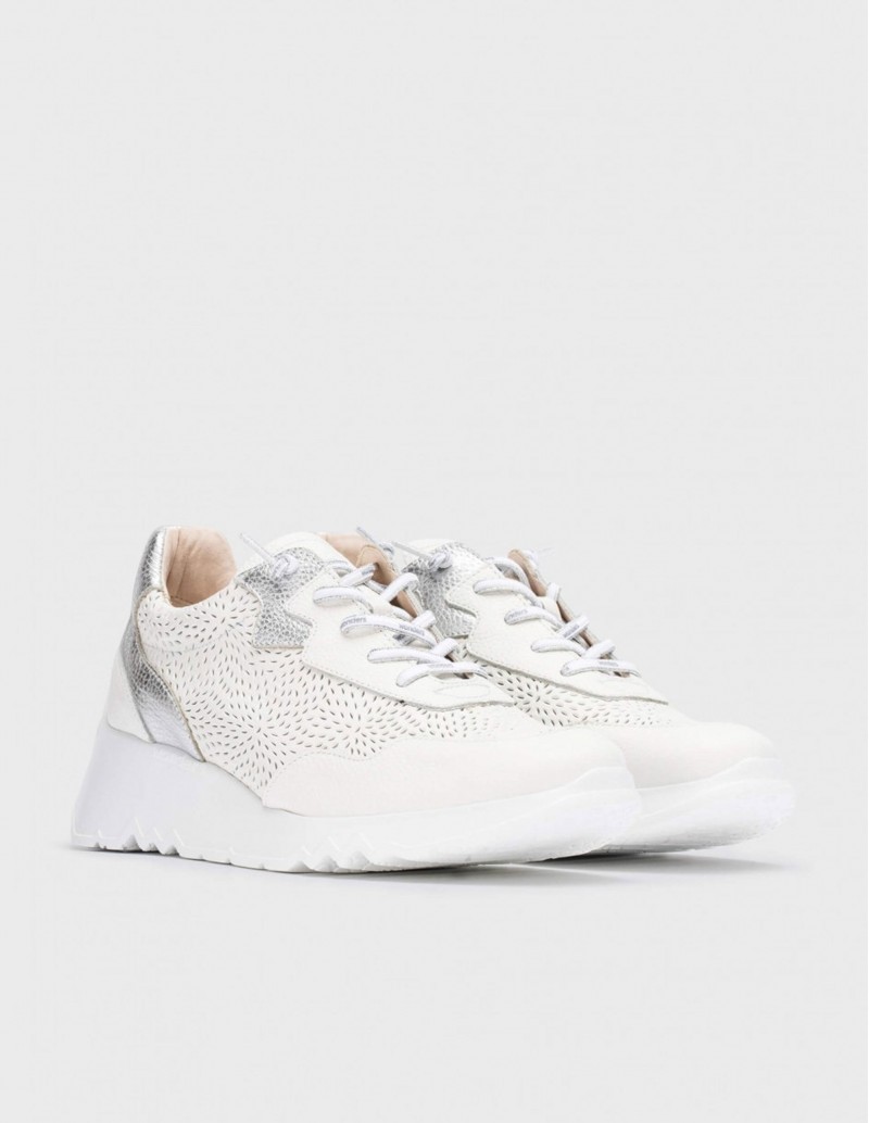 Zapatillas blancas de verano para mujer Wonders con calados 2