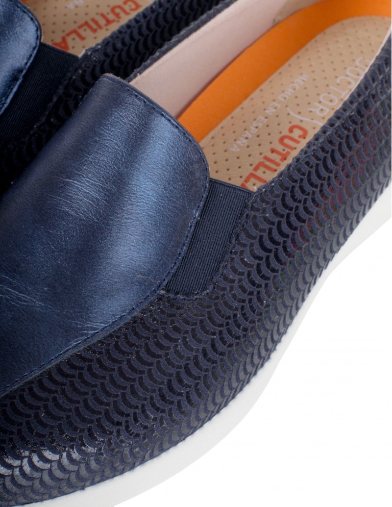 Detalle textura zapato azul marino Doctor Cutillas con cuña para mujer