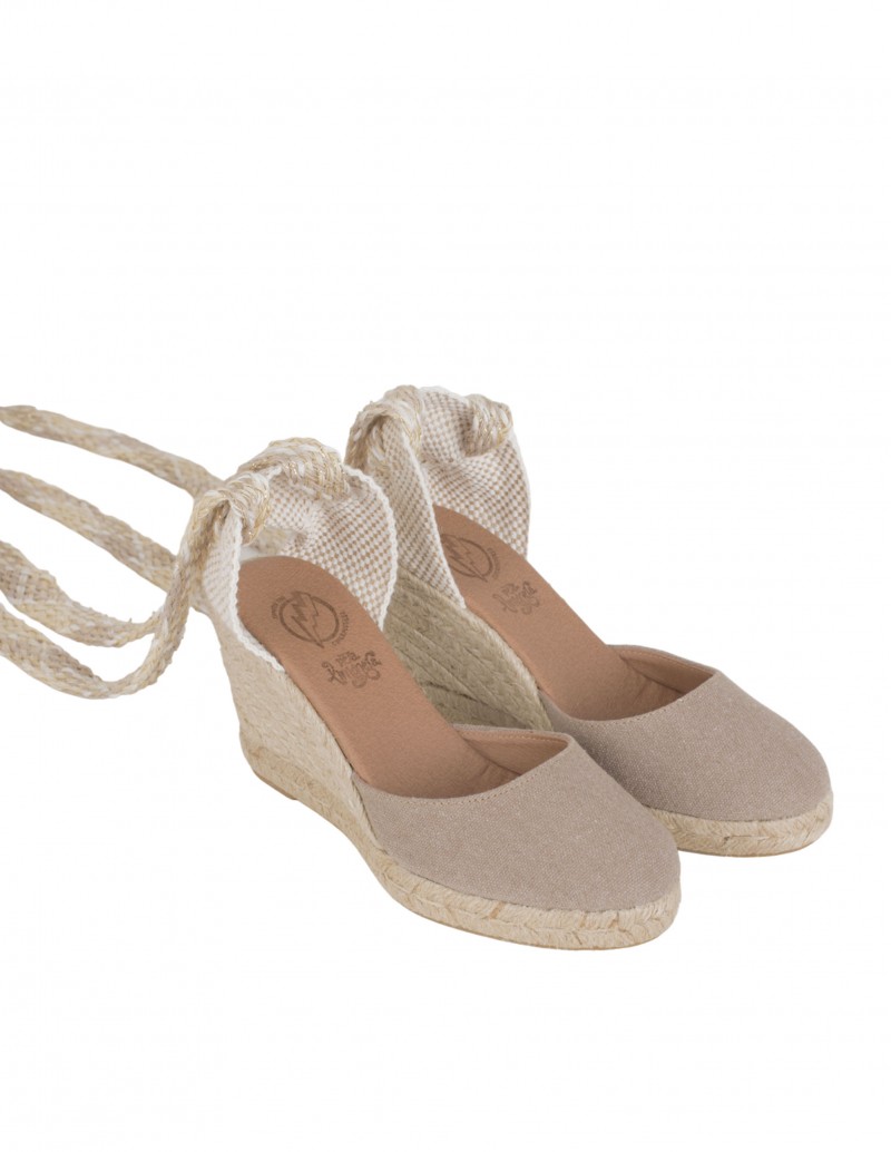 alpargatas de cuña con cintas taupe