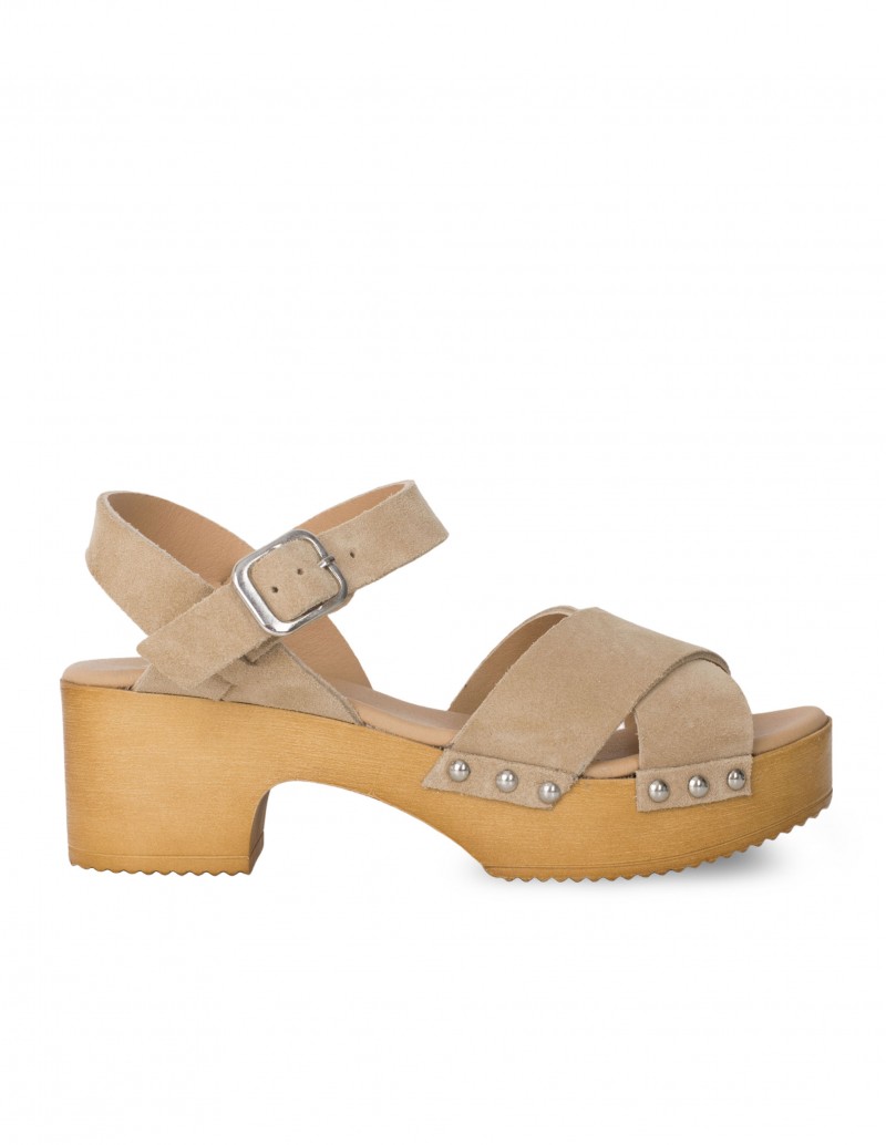 sandalias de madera beige con tachas