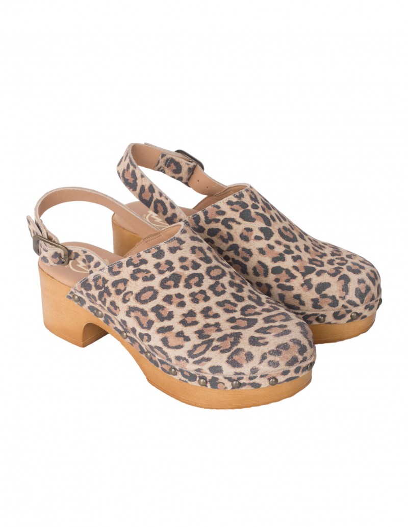 zuecos de leopardo con suela de madera