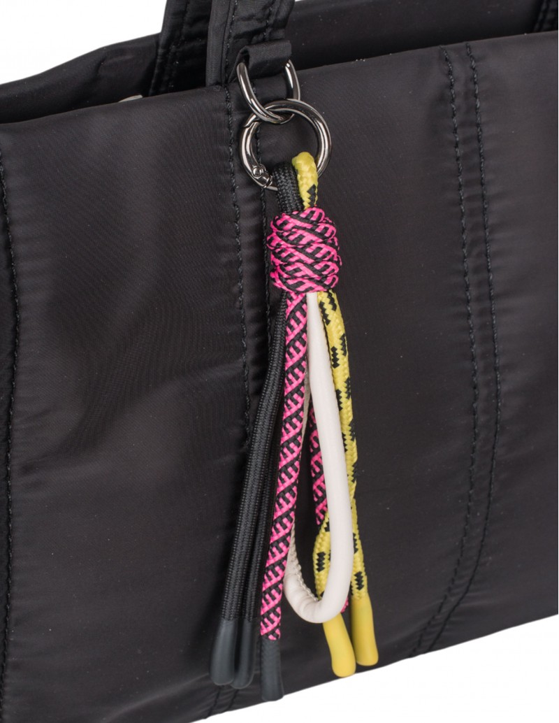 detalle charm bolso shopper nylon negro