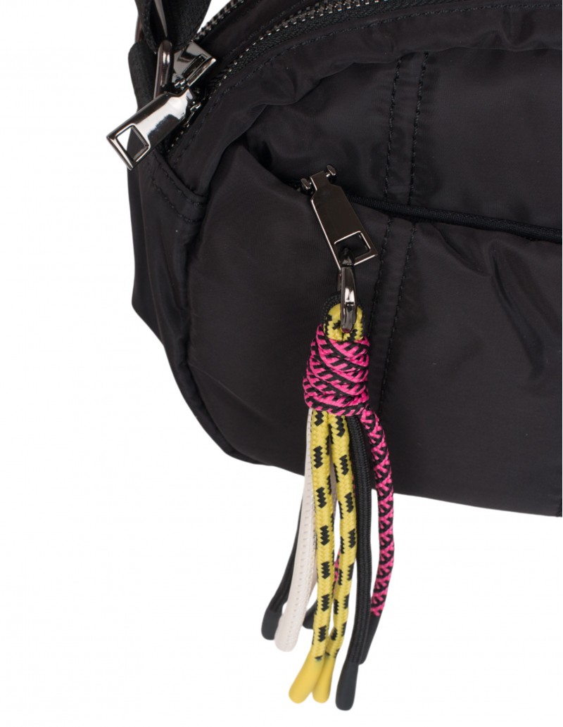 detalle charm bolso bandolera de nylon