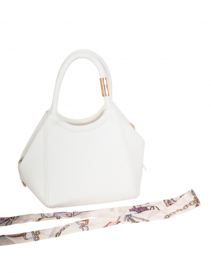 Bolso blanco con pañuelo