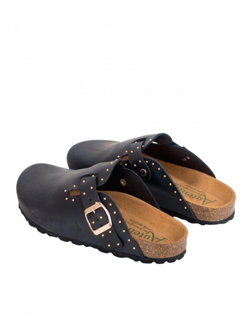 zuecos negros con tachuelas