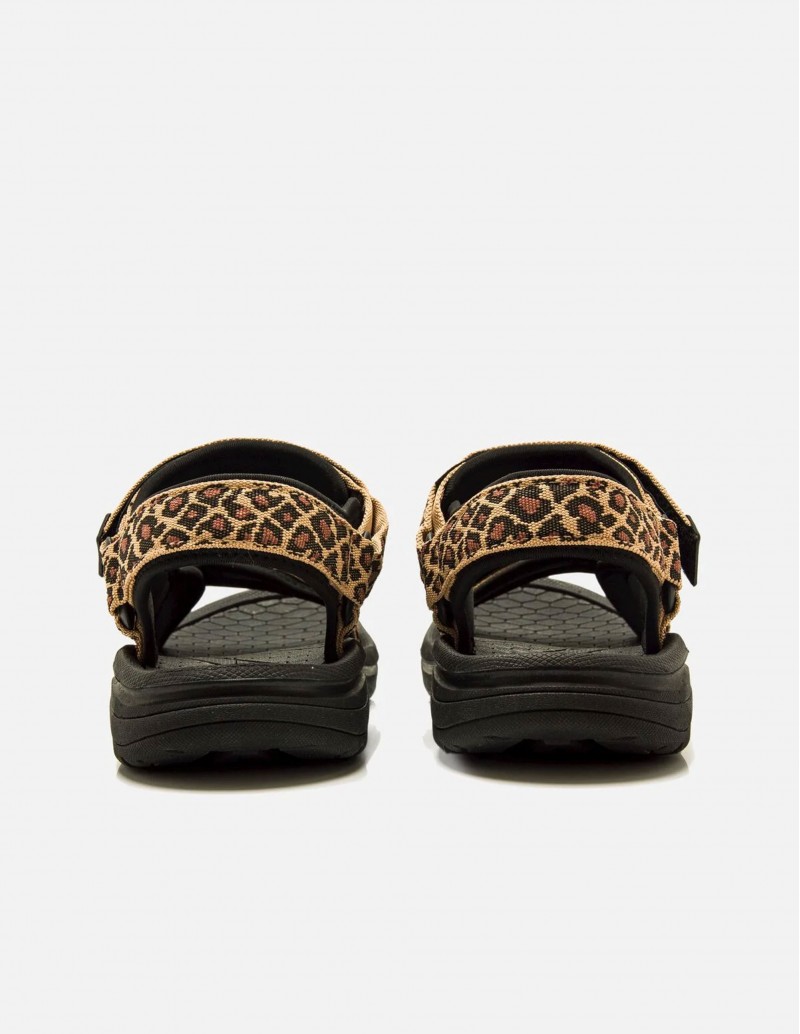 detalle sandalias velcro mustang