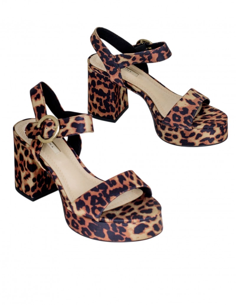 sandalia tacón ancho animal print