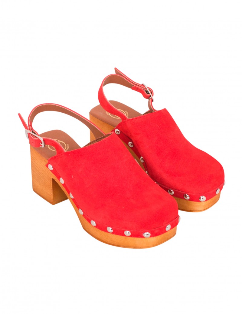 zuecos rojos madera