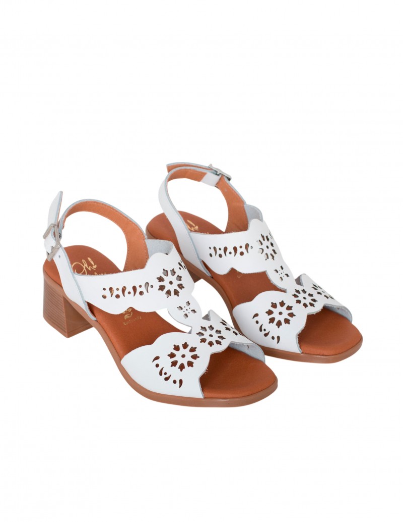 sandalias blancas diseño troquelado