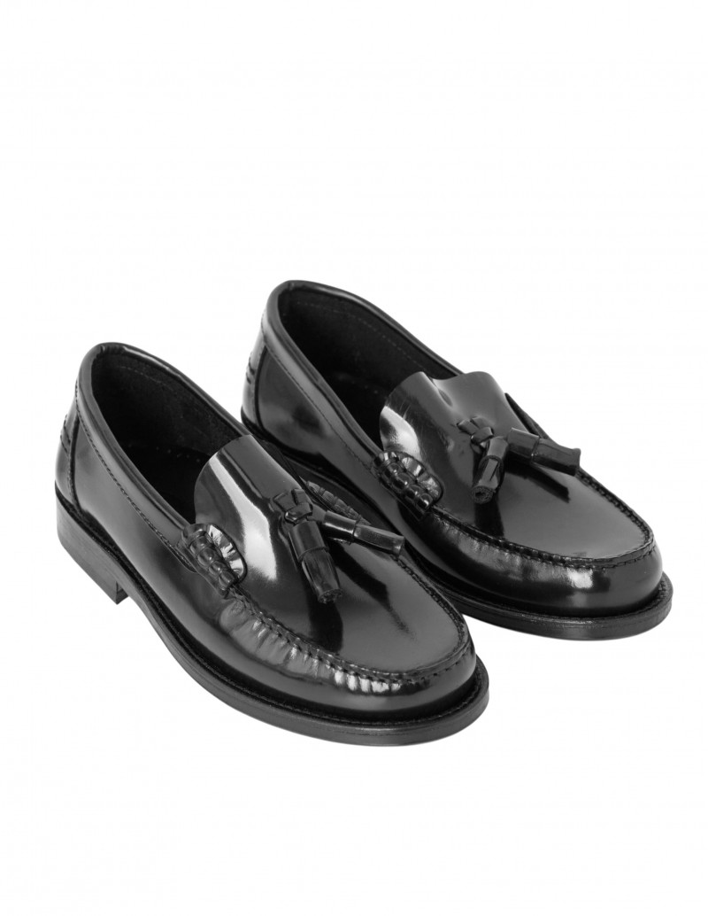mocasin estilo castellano negro con borlas