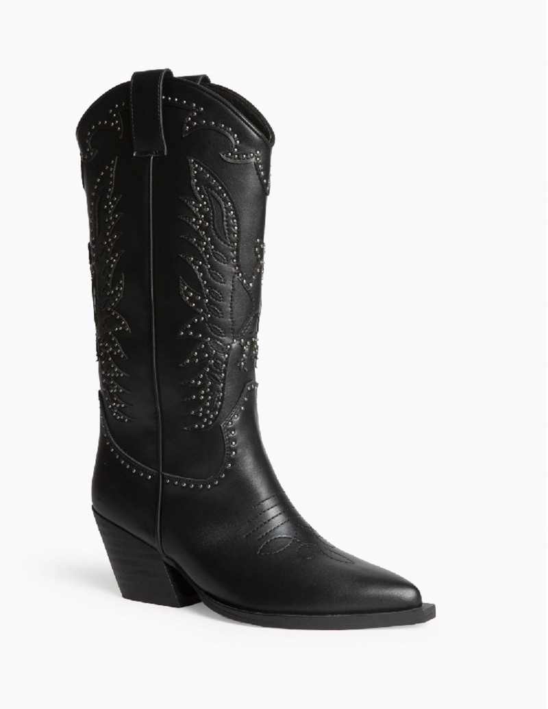 bota con bordados y tachuelas cowboy