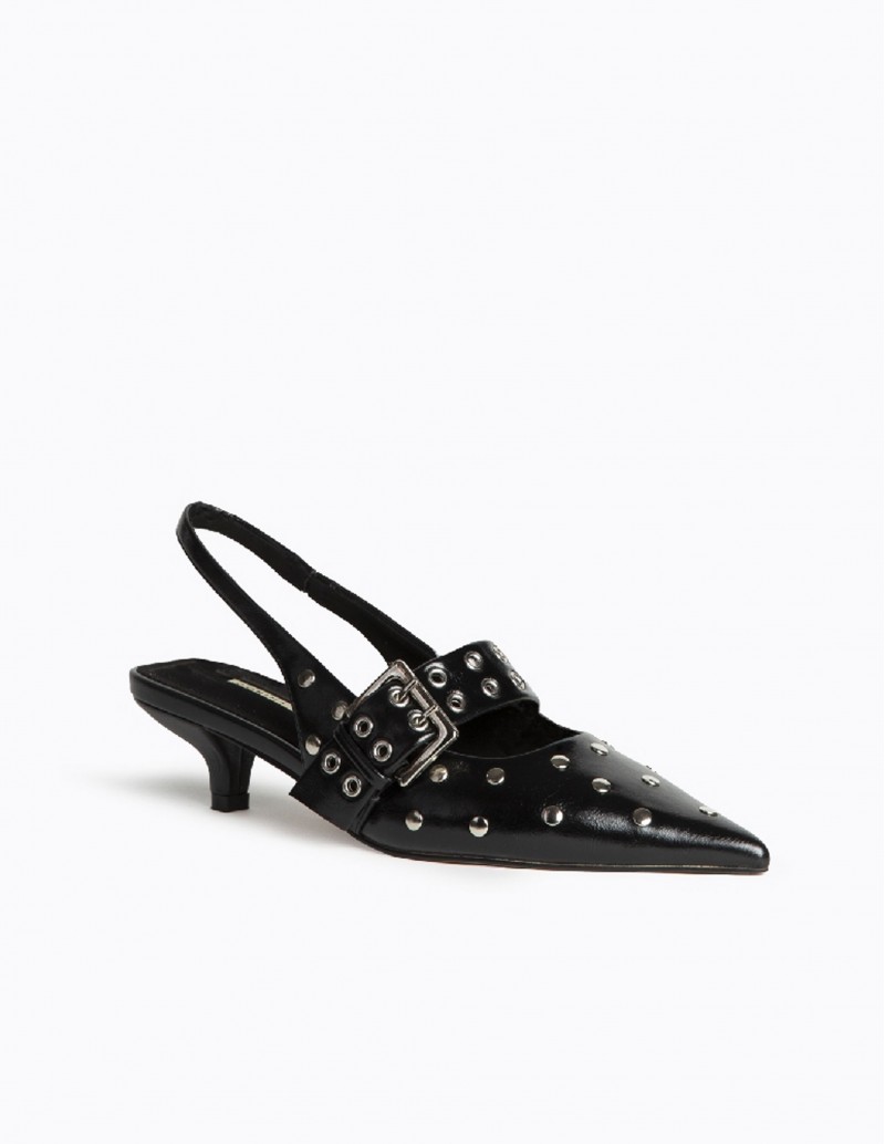 Zapato de tachuelas tacón bajo negro