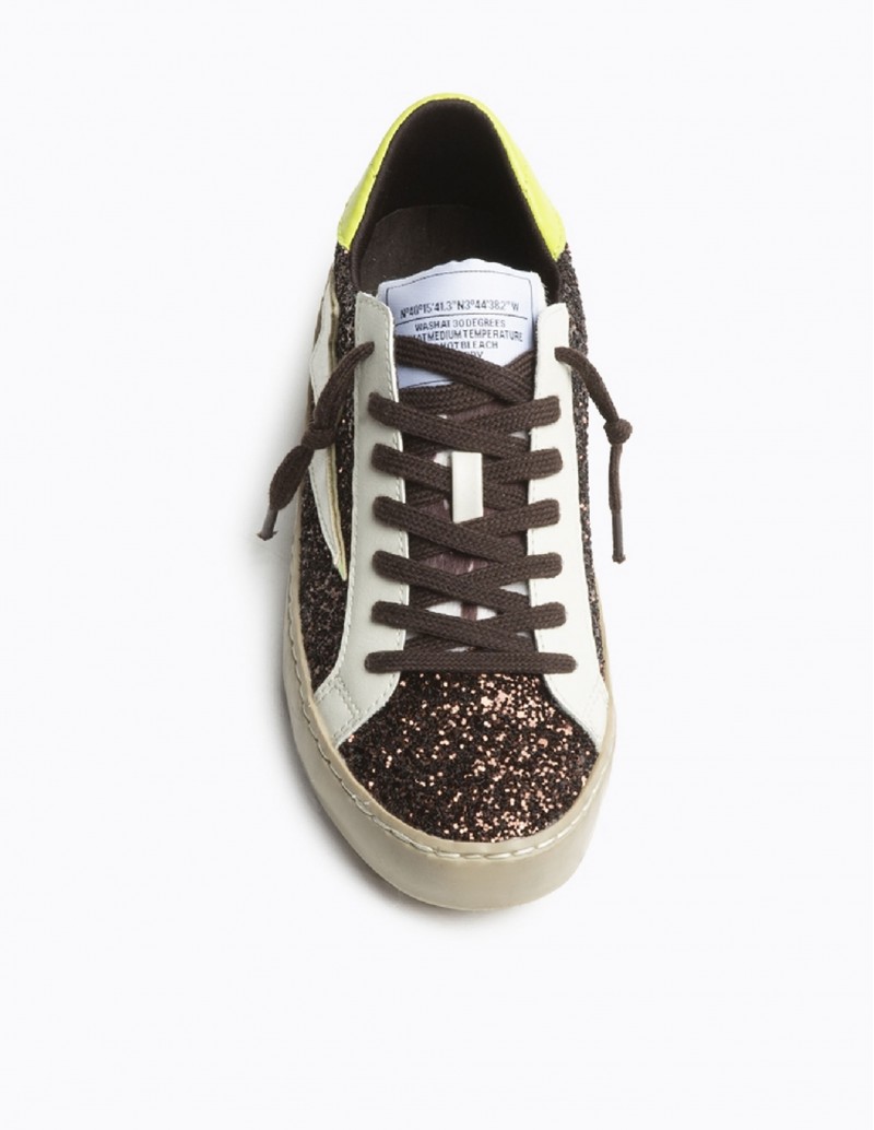detalle cordones marrón oscuro