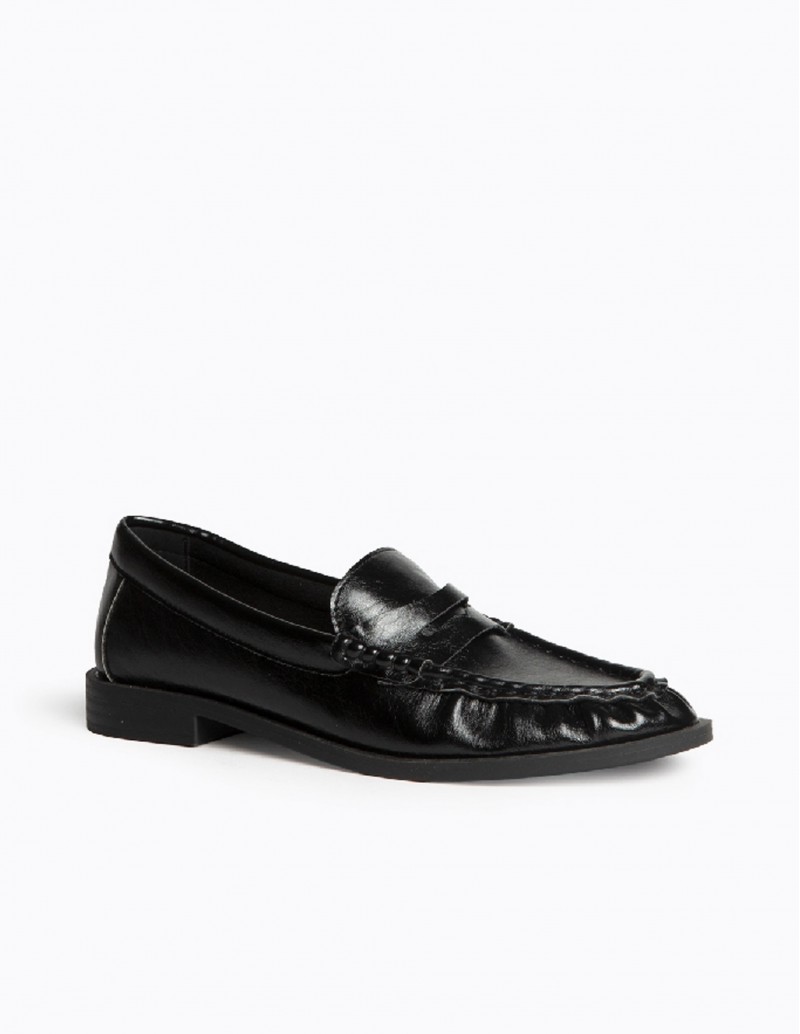 Mocasines fruncidos de charol negro