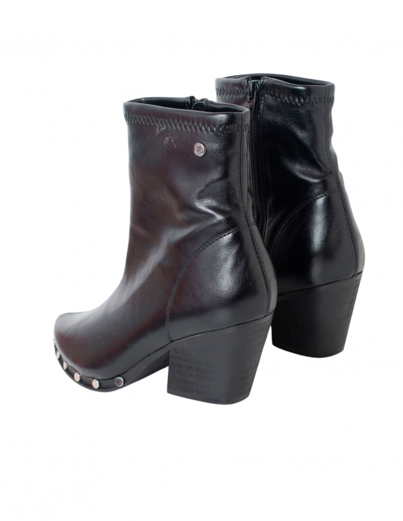 botines negros con tachuelas cowboy