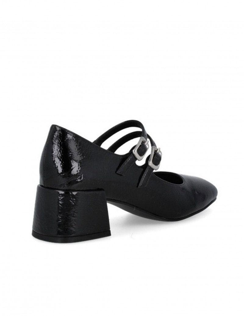 zapato negro de tacón bajo