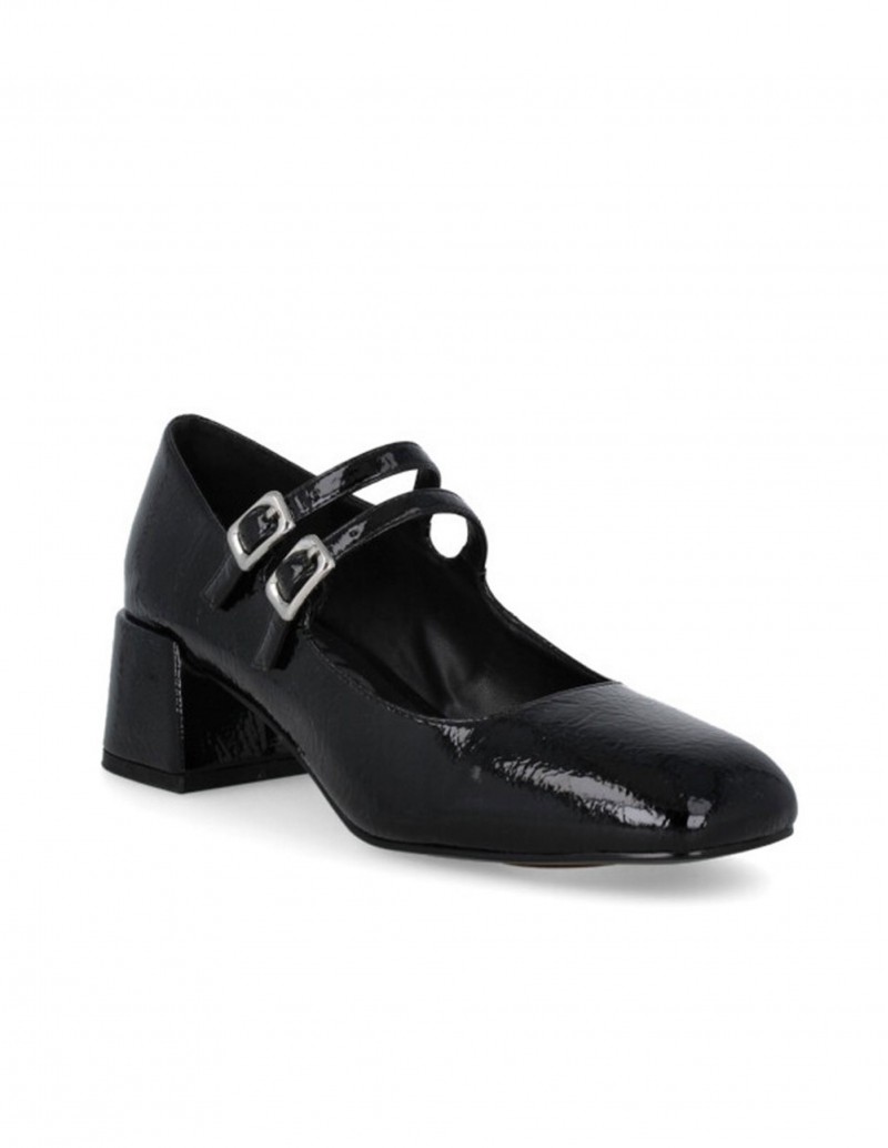 zapato de tacón negro con hebillas