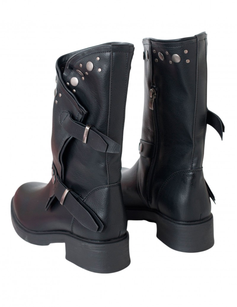 detalles bota motera con tachas