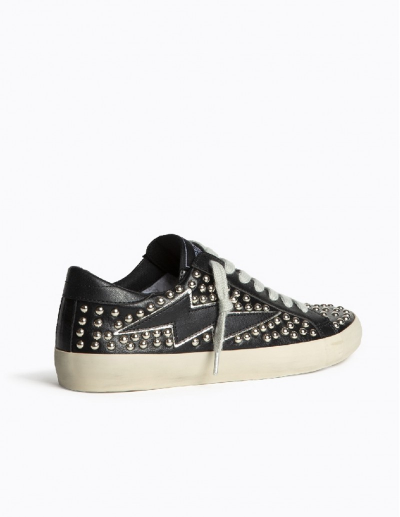 zapatilla con tachuelas negras