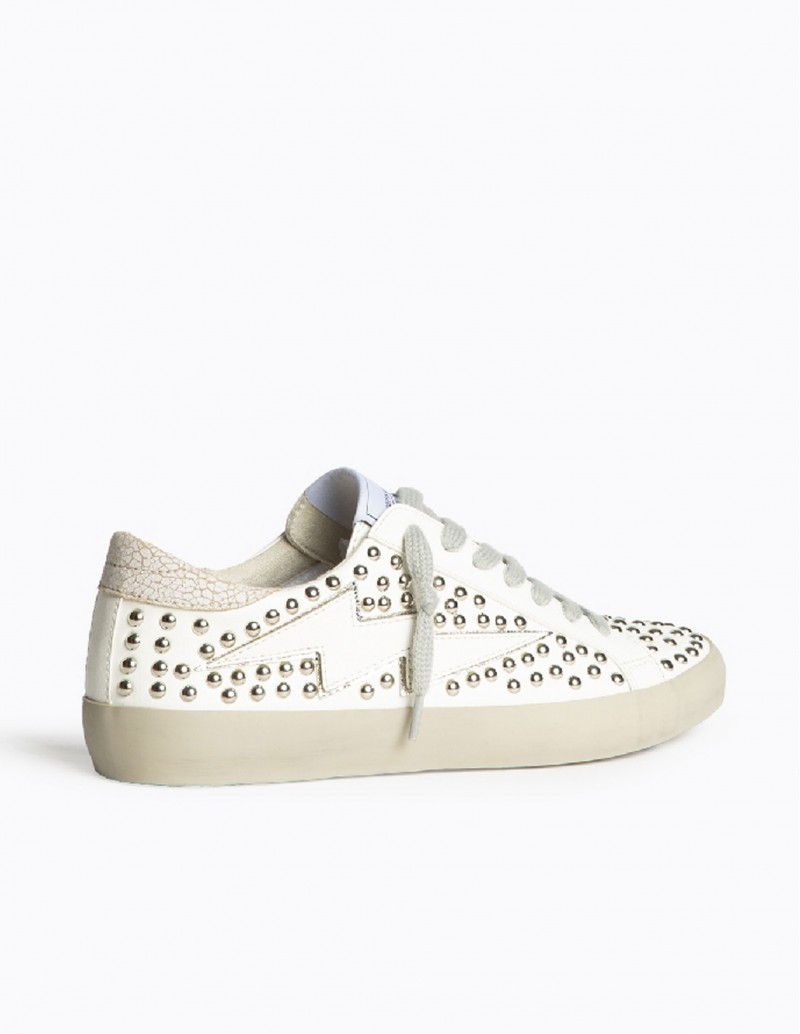 zapatillas blancas con tachuelas