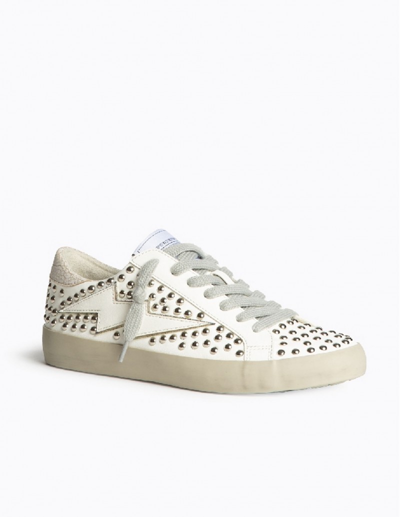 Zapatillas blancas con tachuelas estilo retro