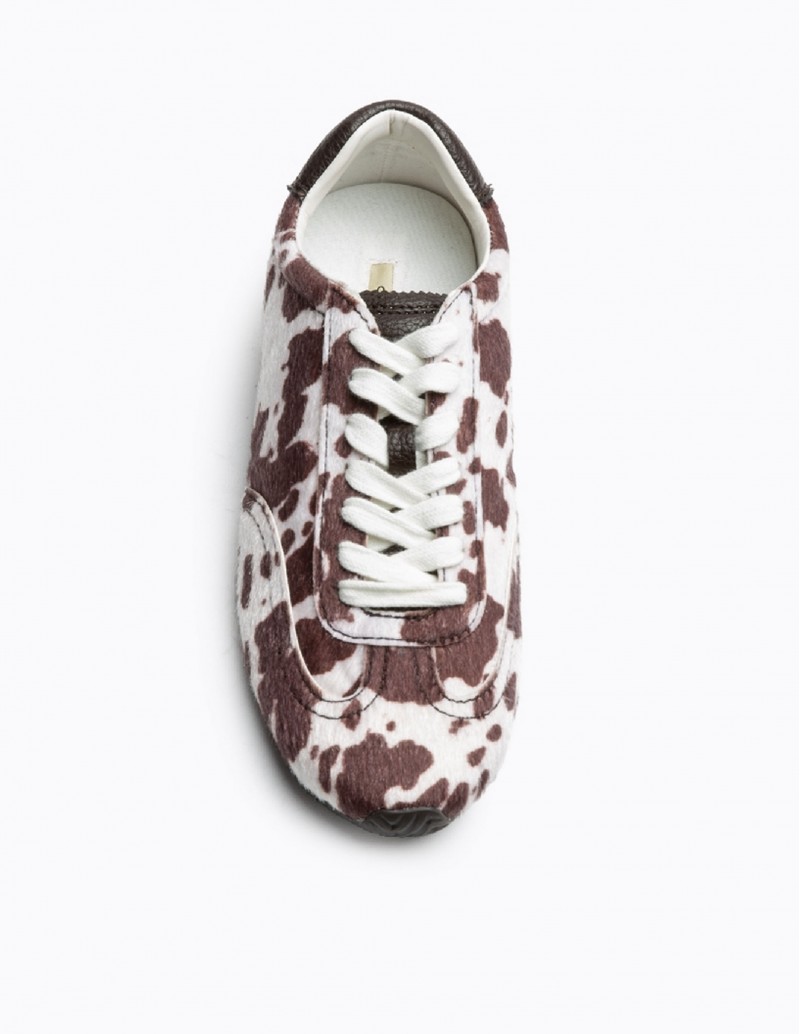 detalle cordones deportiva cow print