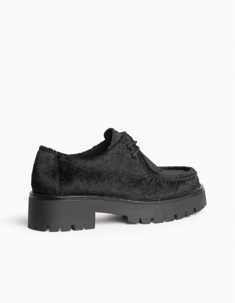 mocasín negro de pelo