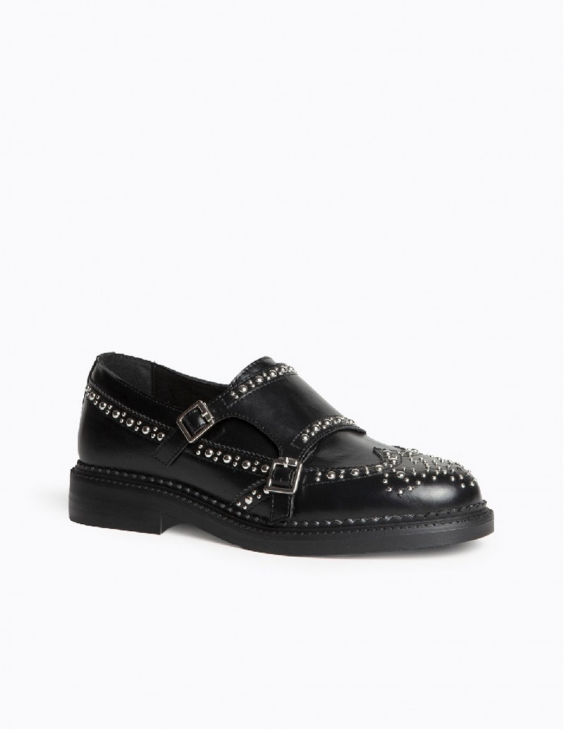 zapato con hebillas y tachuelas