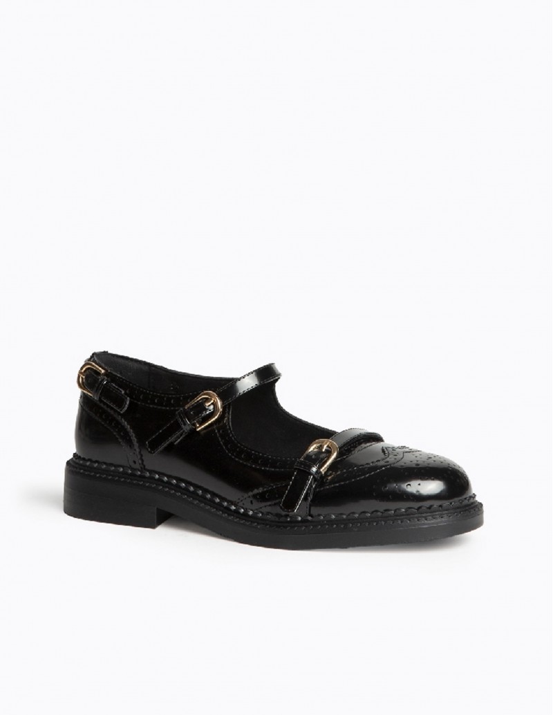 zapato con hebillas y troquelado