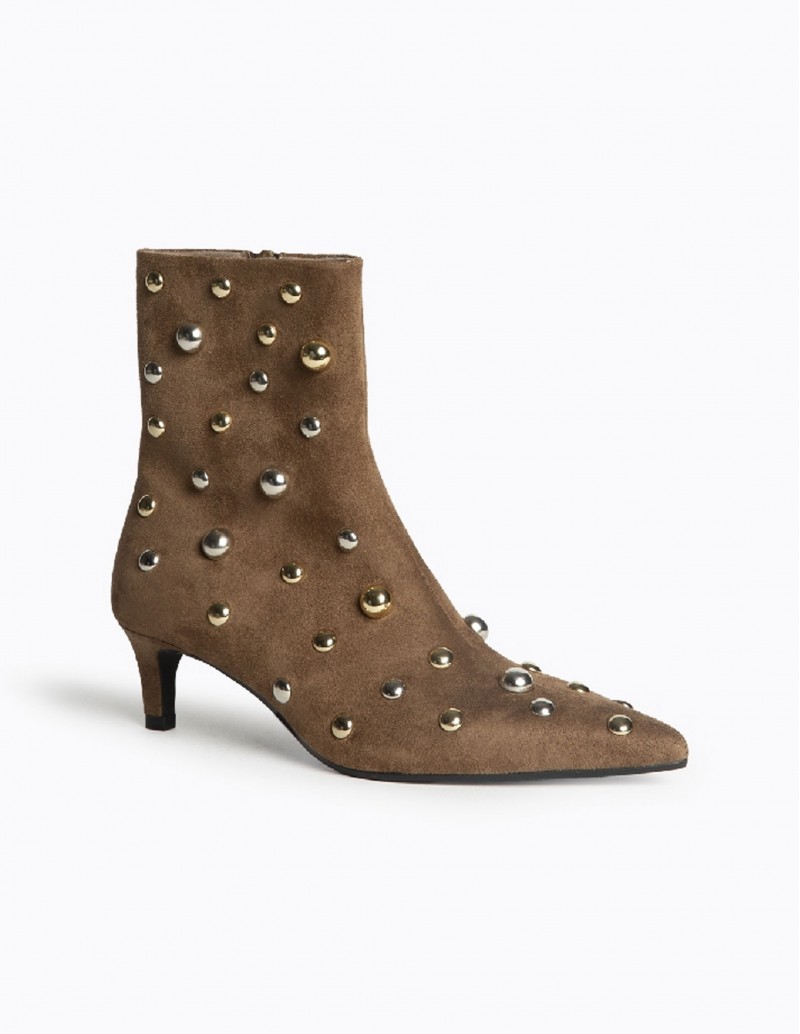 botines camel con tachuelas
