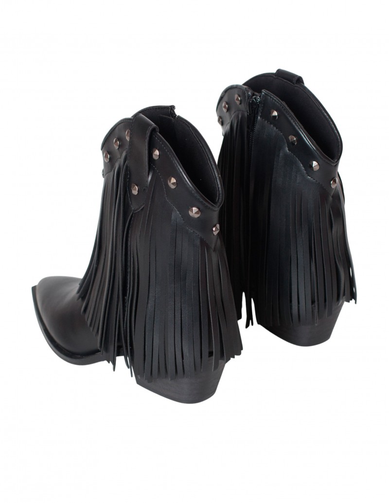 botín cowboy con flecos y tachas