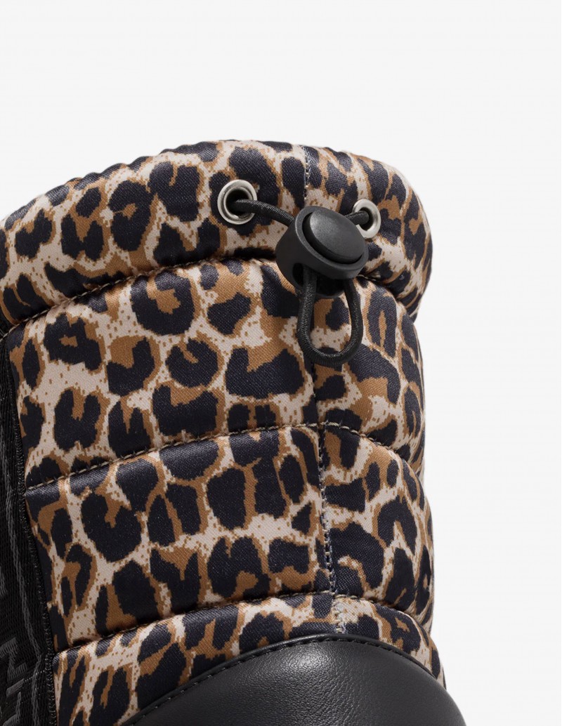 detalle bota leopardo acolchado