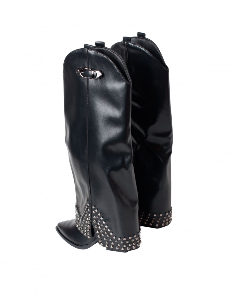 bota con bajo de tachas