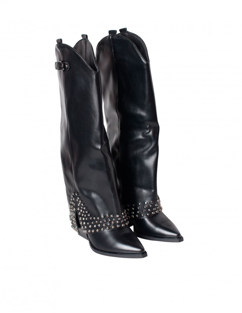 bota con polaina y tachuelas