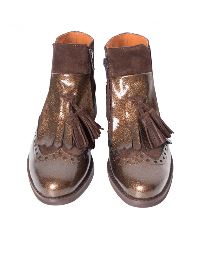 detalle borlas delanteras botines