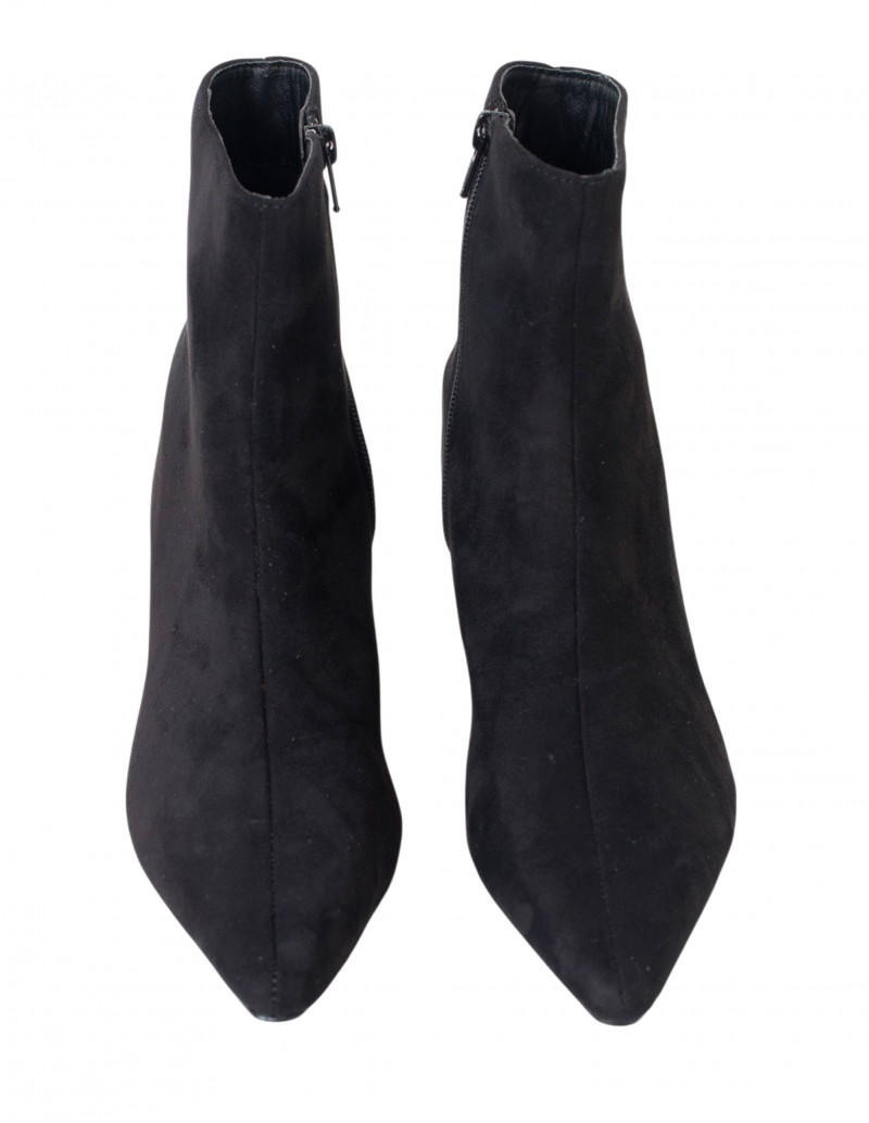 botines negros acabados en punta