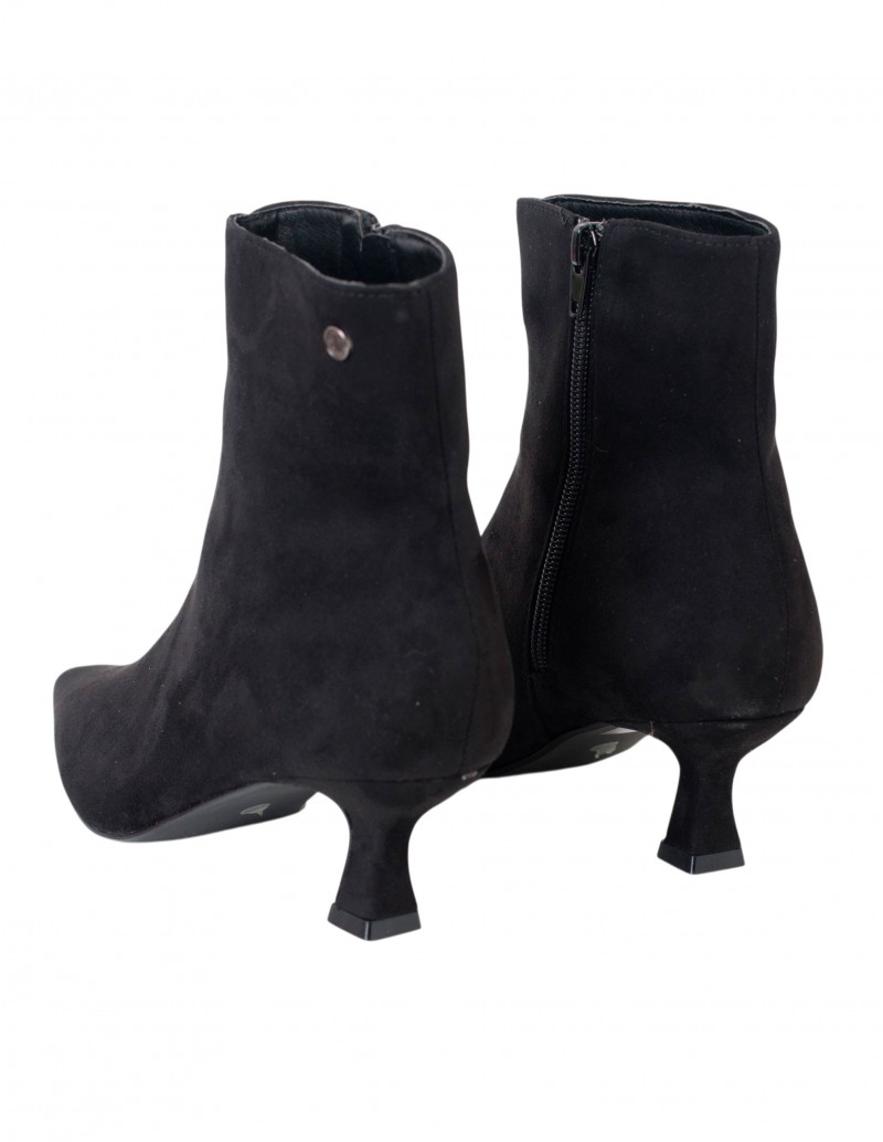 detalle tacón kitten botines negros