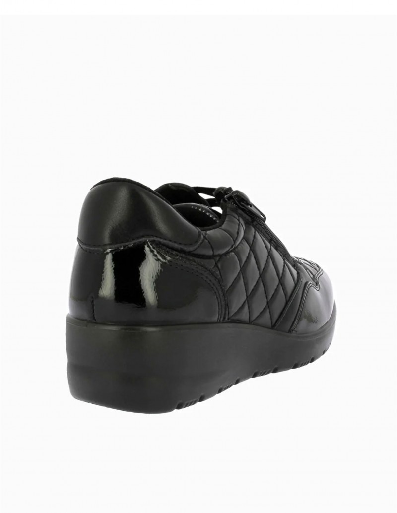 zapato negro con diseño de rombos