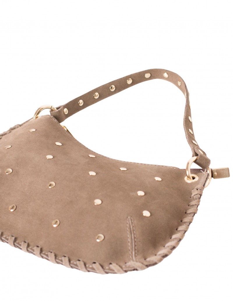 detalle de tachas doradas