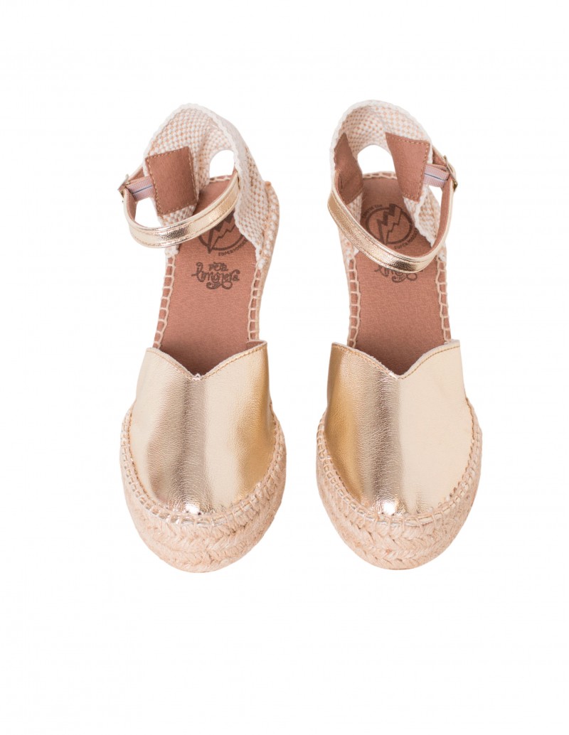 alpargatas doradas con escote en pico